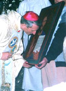Biskup Samsel cauje ikon po jej powiceniu w czasie Mszy w.