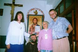 Uczestnicy spotkania przed ikon Chrystusa Krla Przyjani