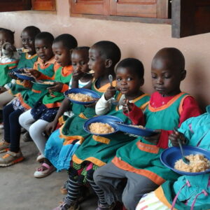 Karmelitanki: dożywianie 173 dzieci w przedszkolu "Dzieciątka Jezus" w Gitega Songa w Burundi pomoc Afryce jałmużna Adopcja Serca Maitri 02