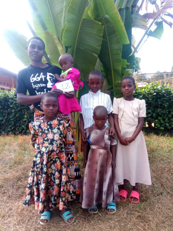 Dom dla samotnej matki i jej 5 dzieci z Gitega Songa w Burundi pomoc Afryce Maitri Adopcja Serca jałmużna pomoc ubogim Adopcja duchowa 01
