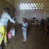 Codzienny obiad dla dzieci z przedszkola i szkoły w Abong-Mbang pomoc Afryce Maitri pomoc ubogim Adopcja Serca Adopcja Duchowa jałmużna 04
