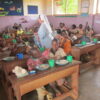 Codzienny obiad dla dzieci z przedszkola i szkoły w Abong-Mbang pomoc Afryce Maitri pomoc ubogim Adopcja Serca Adopcja Duchowa jałmużna 01