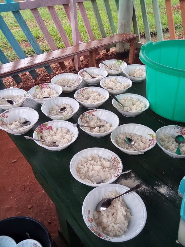 Codzienny obiad dla dzieci z przedszkola i szkoły w Abong-Mbang pomoc Afryce Maitri pomoc ubogim Adopcja Serca Adopcja Duchowa jałmużna 03