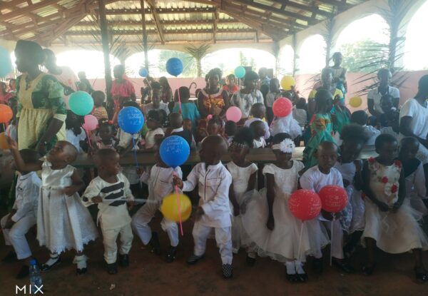 Pomoc finansowa na organizację Dnia Dziecka Afrykańskiego dla 520 dzieci z Abong Mbang pomoc Afryce pomoc ubogim jałmużna Adopcja Serca Maitri Adopcja Duchowa 01